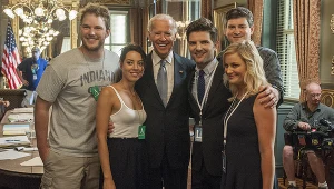 Aubrey Plaza (druga z lewej) i Joe Biden (trzeci z lewej) na planie "Parks and Recreation"