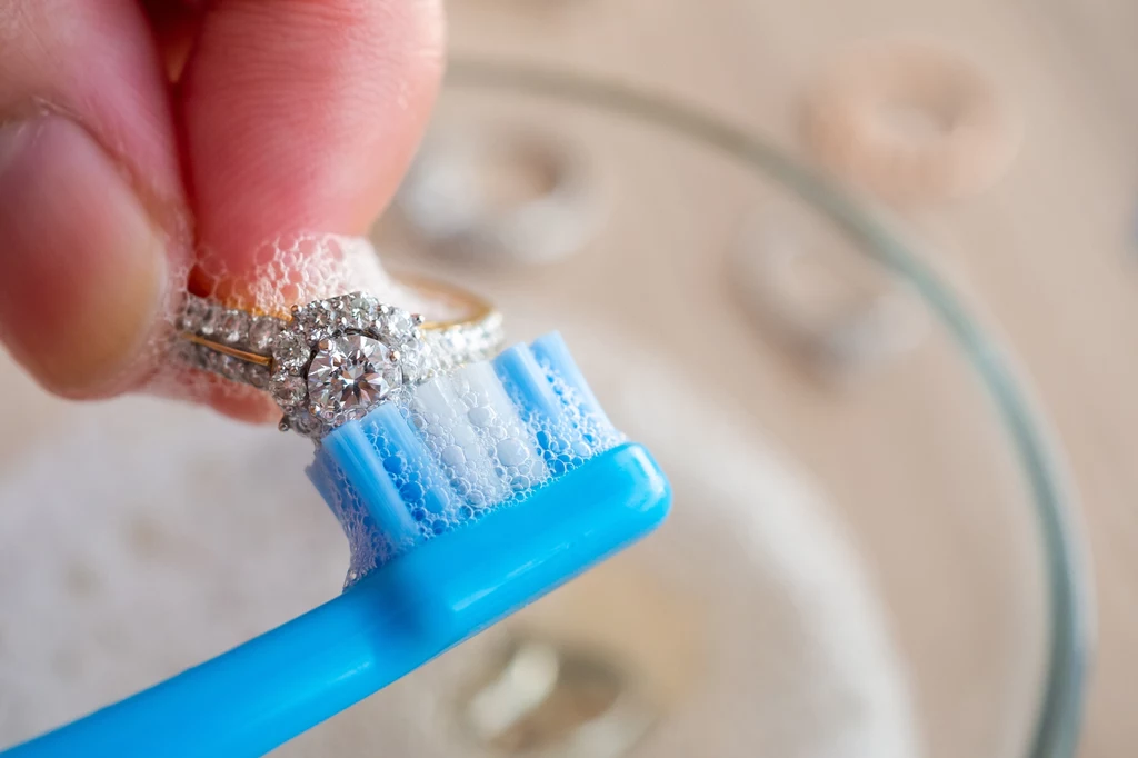 Biżuterię z powodzeniem czyścić można pastą do zębów