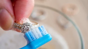 Wymocz w tym brudne pierścionki i bransoletki. Znów będą lśnić jak diamenty 