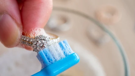 Zarówno srebrną, jak i stalową biżuterię możesz wyczyścić domowym sposobem. Sprawdź, co zrobić, aby odzyskały blask