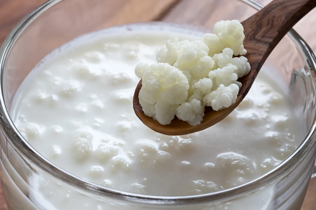 Niewiele osób wie, że kefir jest zdrowszy od zdecydowanie częściej wybieranego jogurtu naturalnego