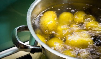 Dlaczego nie powinieneś wylewać wody po ziemniakach