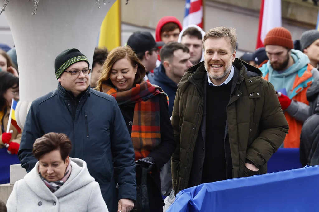 Obszar, który został przygotowany na wystąpienie Bidena przystrojono flagami Polski, Stanów Zjednoczonych i Ukrainy. W wydarzeniu uczestniczył również widoczny na zdjęciu współprzewodniczący partii Razem Adrian Zandberg. Obszar, który został przygotowany na wystąpienie Bidena przystrojono flagami Polski, Stanów Zjednoczonych i Ukrainy. W wydarzeniu uczestniczył również widoczny na zdjęciu współprzewodniczący partii Razem Adrian Zandberg.