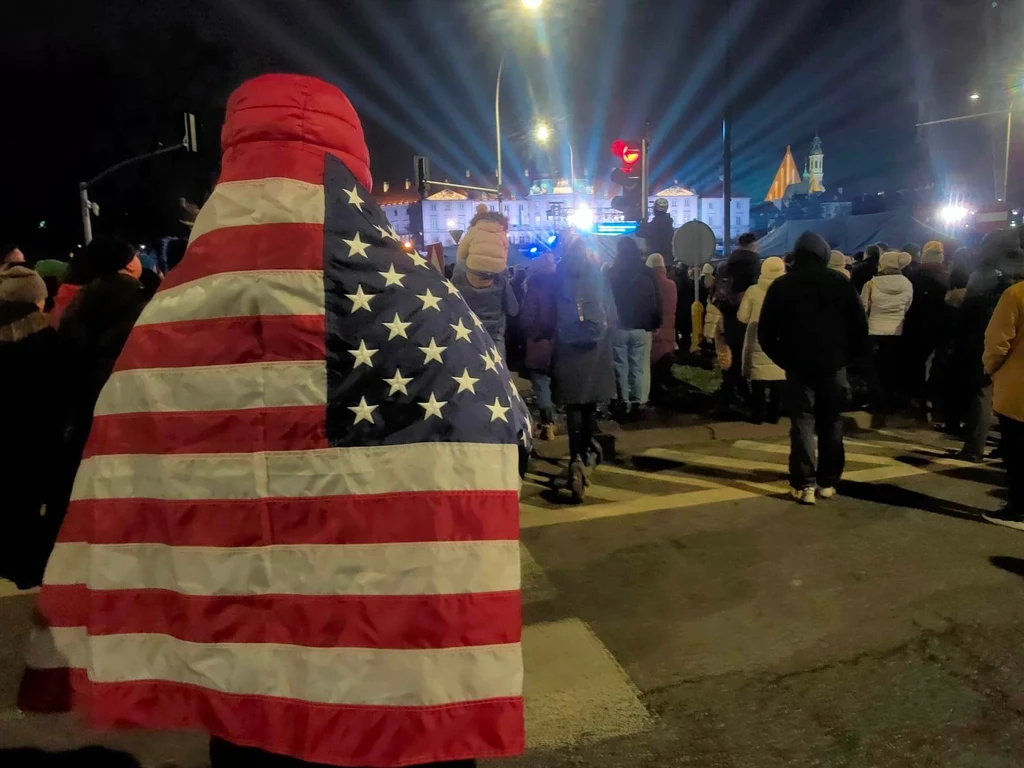 Jeden z uczestników wtorkowego wydarzenia w Warszawie "ubrał się" w amerykańską flagę Jeden z uczestników wtorkowego wydarzenia w Warszawie "ubrał się" w amerykańską flagę