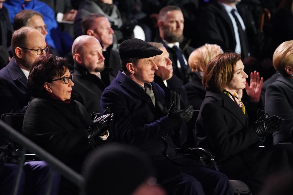 Marszałek Senatu Tomasz Grodzki wśród osób, które przybyły, aby wysłuchać przemówienia Joe Bidena w Warszawie. Marszałek Senatu Tomasz Grodzki wśród osób, które przybyły, aby wysłuchać przemówienia Joe Bidena w Warszawie.