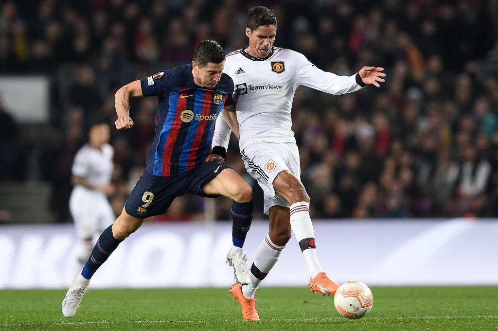 Robert Lewandowski (FC Barcelona) i Raphael Varane (Manchester United) Robert Lewandowski (FC Barcelona) i Raphael Varane (Manchester United)