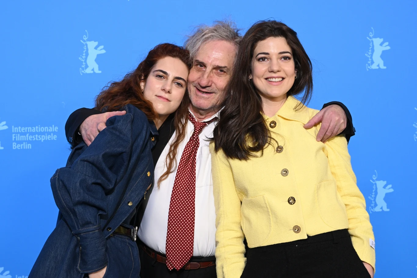 Philippe Garrel (C) z aktorkami Lena Garrel (L) i Esher Garrel (P)