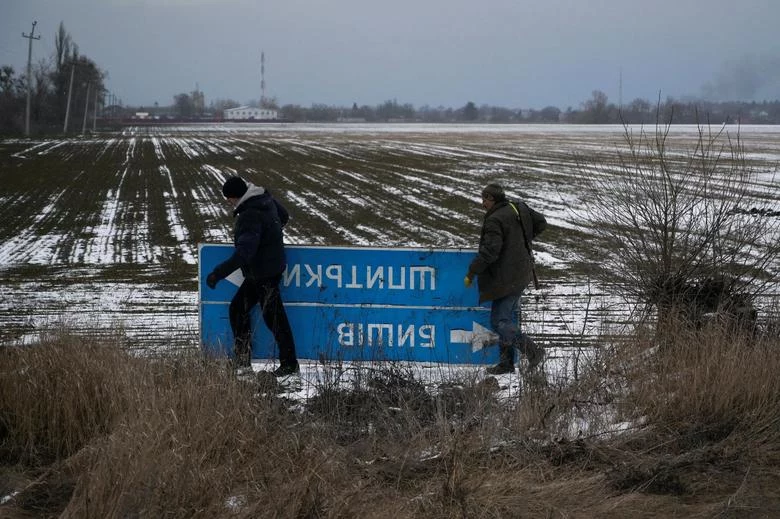 Żołnierze ukraińskich wojsk obrony terytorialnej ukrywający znak drogowy, aby zmylić rosyjskie wojska. Mimo że obrona terytorialna jako jednostka wojskowa w Ukrainie zaczęła być formowana dopiero w styczniu 2022 roku, jej żołnierze byli jedynymi obrońcami wiosek i miasteczek obwodu kijowskiego. Mimo że wielu z nich została przeszkolona w niezwykle krótkim czasie, ich poświęcenie było jednym z powodów, dlaczego Kijów nie wpadł w ręce Rosjan