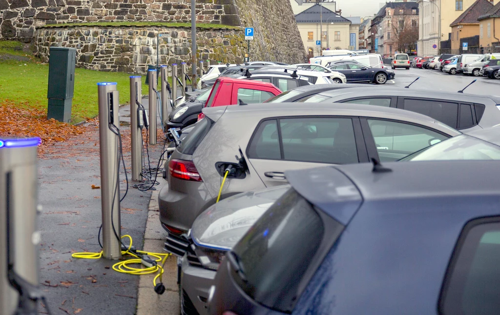 Norweskie parkingi to w zasadzie stacje ładowania samochodów elektrycznych. Ale nagle rynek się załamał