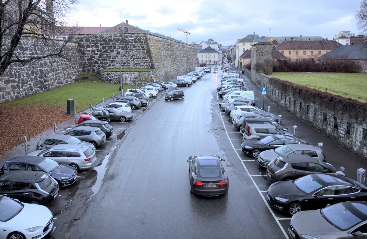 Norweskie parkingi to często po prostu stacje ładowania samochodów elektrycznych 