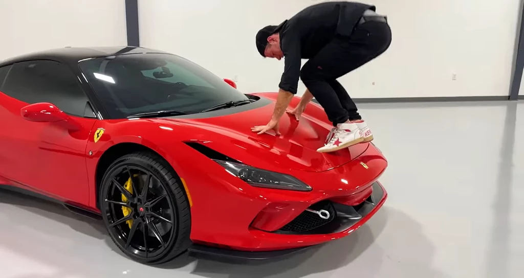 Jedna z prób uszkodzenia Ferrari F8 Tributo w celu otrzymania pozwu od producenta