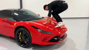 Jedna z prób uszkodzenia Ferrari F8 Tributo w celu otrzymania pozwu od producenta