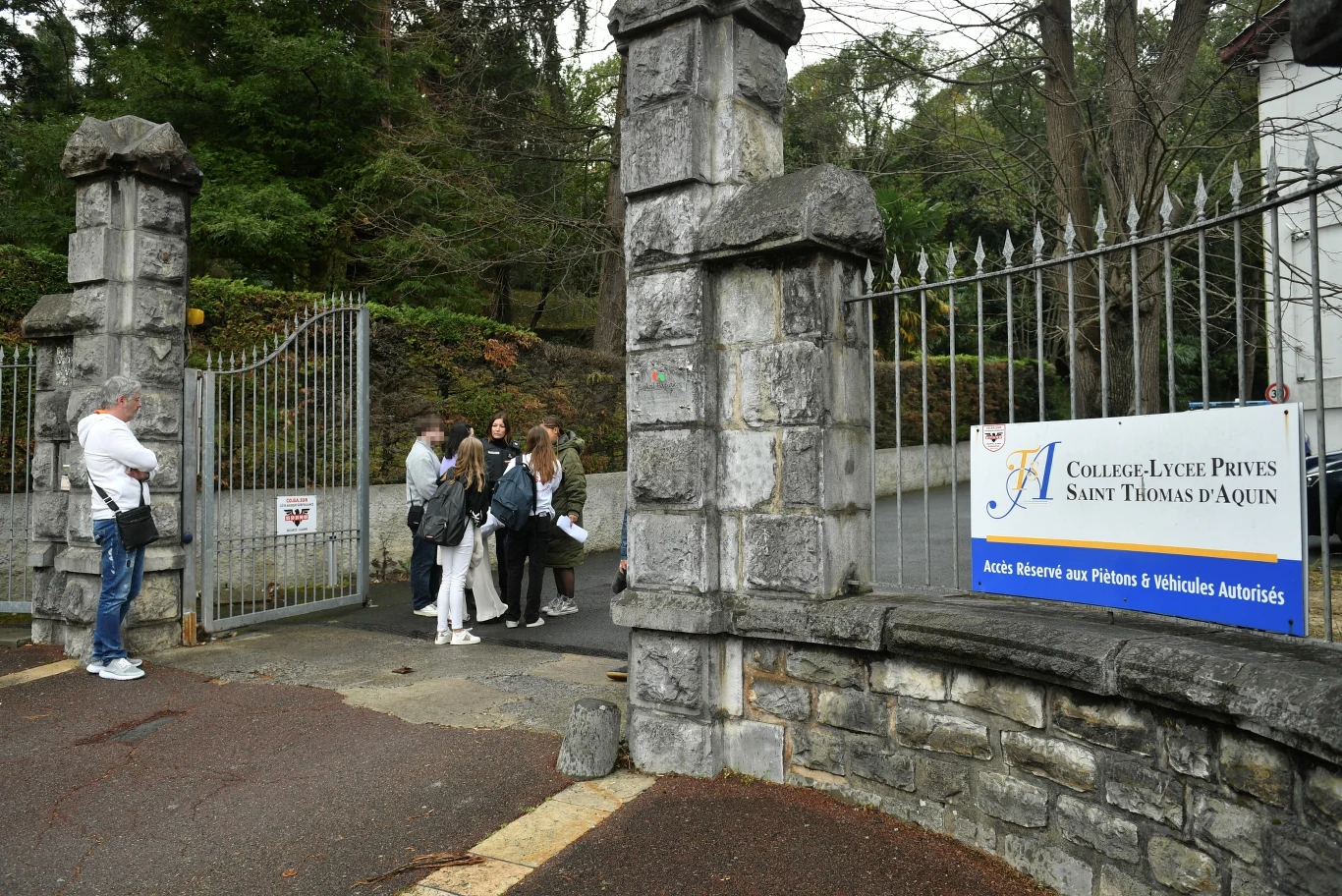 Francja: Uczniowie przed szkołą w mieście Saint-Jean-de-Luz Francja: Uczniowie przed szkołą w mieście Saint-Jean-de-Luz