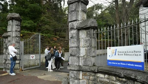 Francja: Uczniowie przed szkołą w mieście Saint-Jean-de-Luz