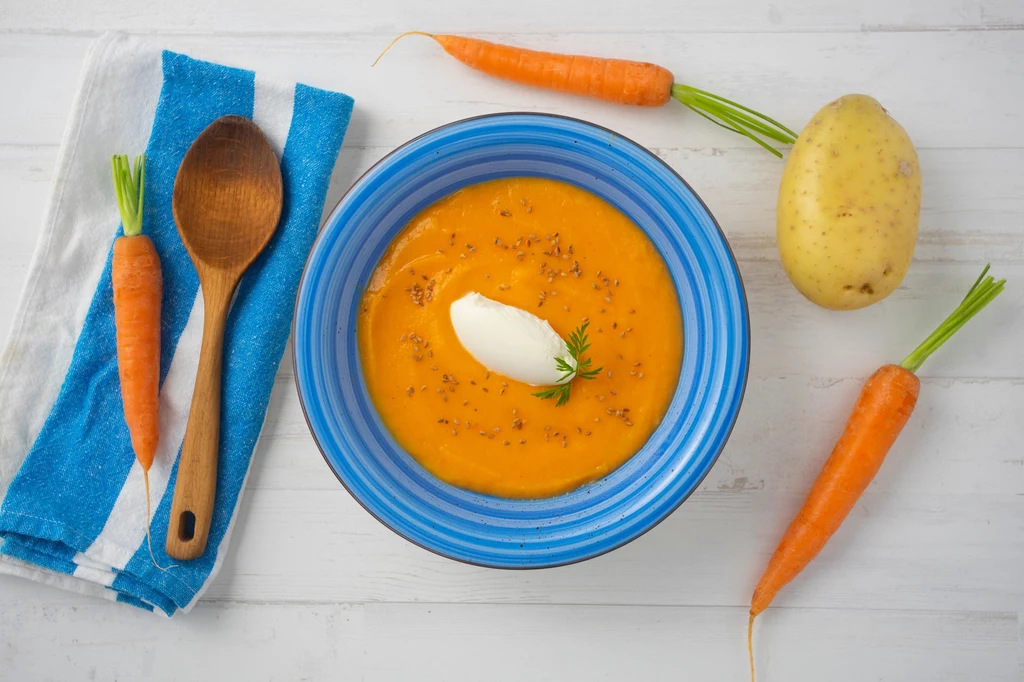 Przygotowanie zupy marchewkowej jest proste i szybkie