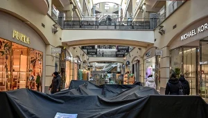 Zamknięta lada sklepowa w centrum handlowym Atrium w Moskwie (zdj. ilustracyjne)