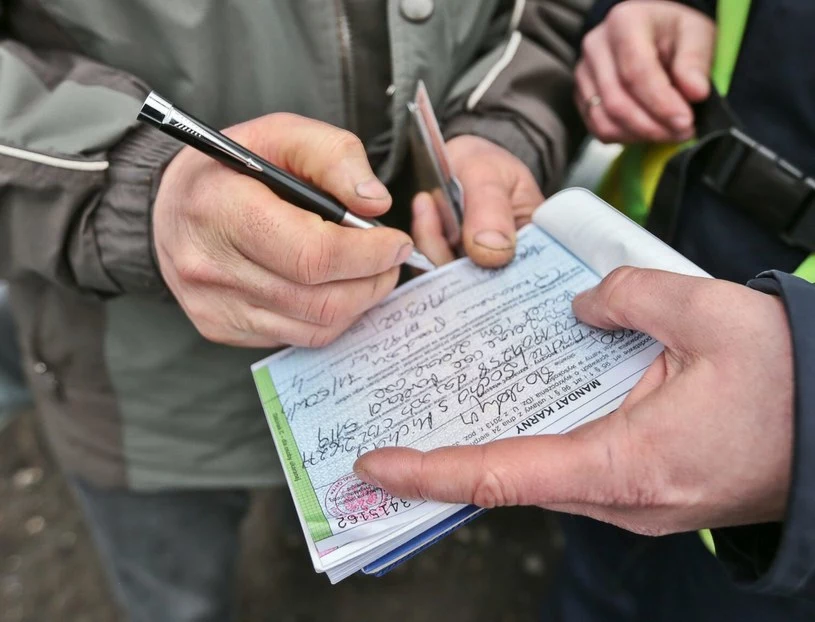 Jaka jest procedura odmowy przyjęcia mandatu?