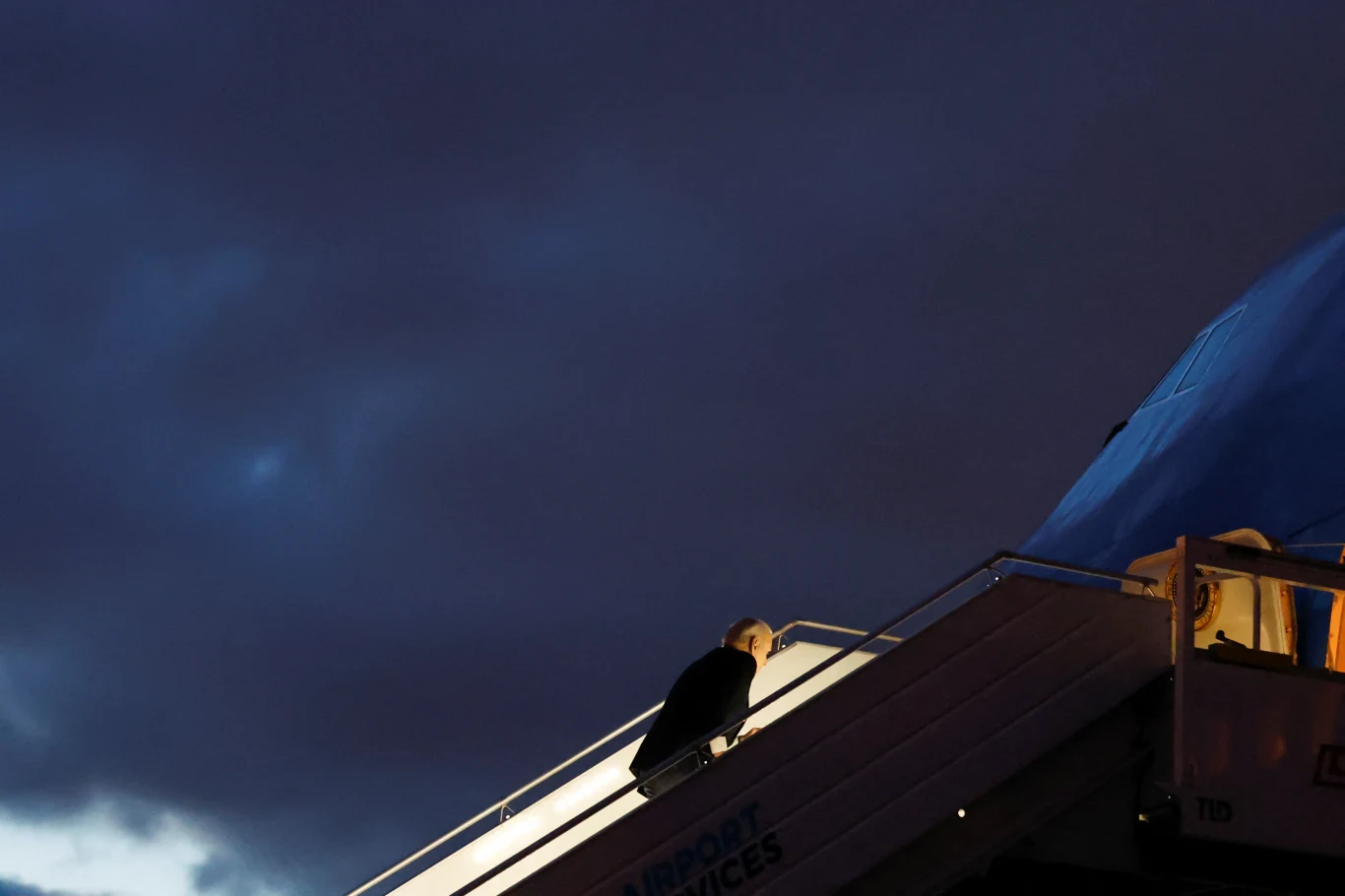 Joe Biden potknął się, wchodząc do samolotu. Joe Biden potknął się, wchodząc do samolotu.