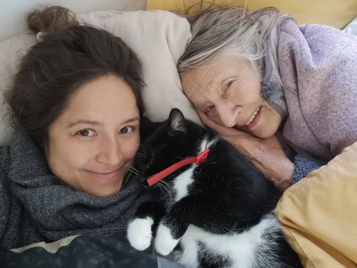 Mayra od lat opiekuje się swoją mamą, chorą na Alzheimera Mayra od lat opiekuje się swoją mamą, chorą na Alzheimera
