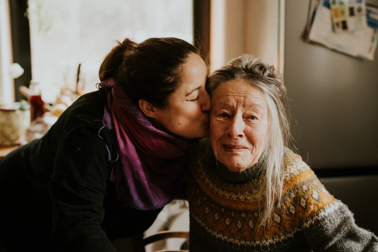 W pewnym momencie życia dochodzi do odwrócenia ról - to dziecko staje się opiekunem W pewnym momencie życia dochodzi do odwrócenia ról - to dziecko staje się opiekunem