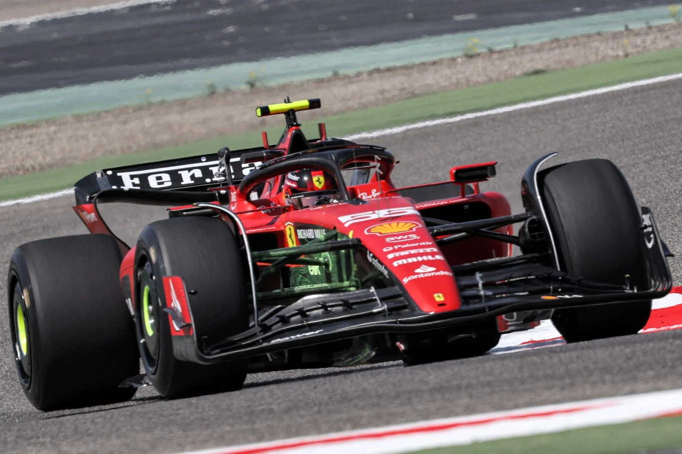 Bolid Ferrari na testach przedsezonowych w Bahrajnie 2023