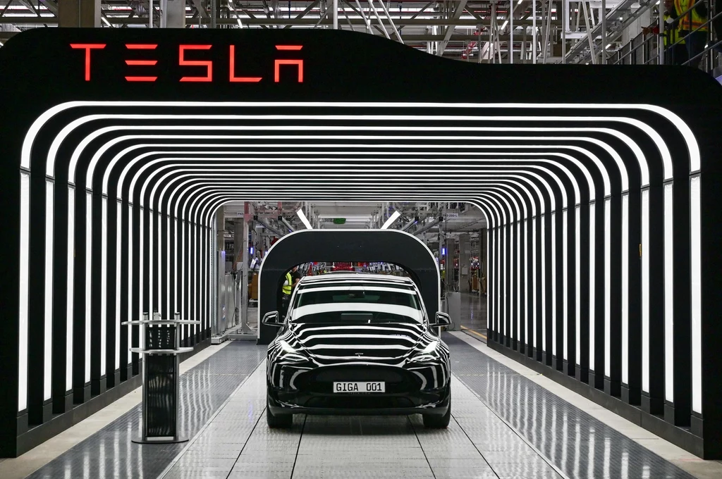Tesla ostrzega. Zagraniczne media piszą o anonimowym apelu. Na zdj. fabryka Tesli w Gruenheide pod Berlinem