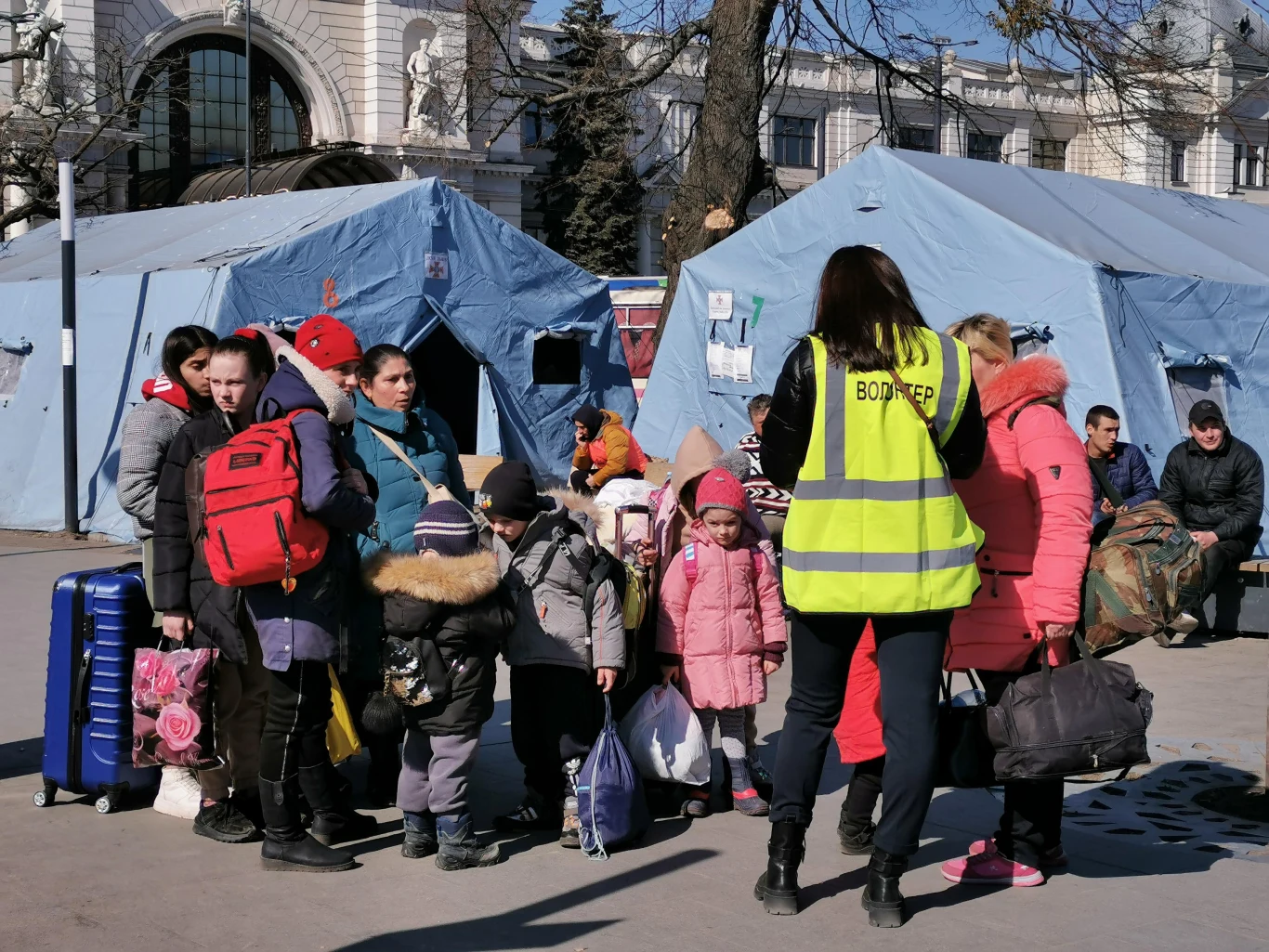 Grupa dzieci czeka na dalszy transport. Lwów marzec 2022 r.