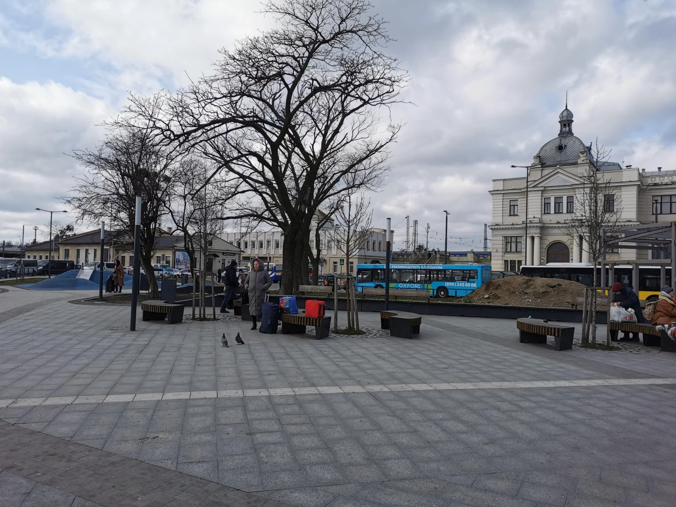 Dziś przed dworcem są pojedyncze osoby i dwa namioty z herbatą dla podróżujących