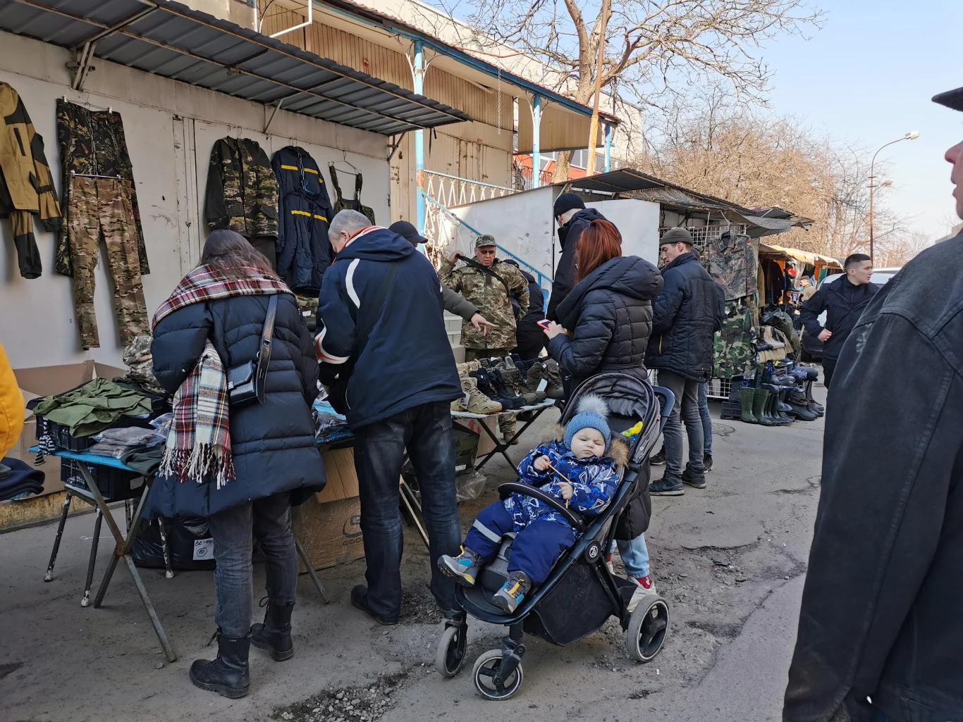 Lwowski rynek. Ludzie zaopatrują się w militarne akcesoria. Marzec 2022