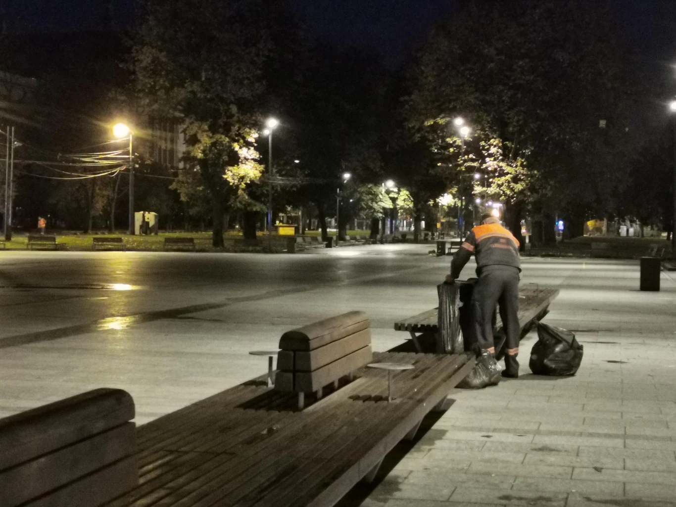 Aleja Swobody wieczorem. Puste miasto, marzec 2022 r.