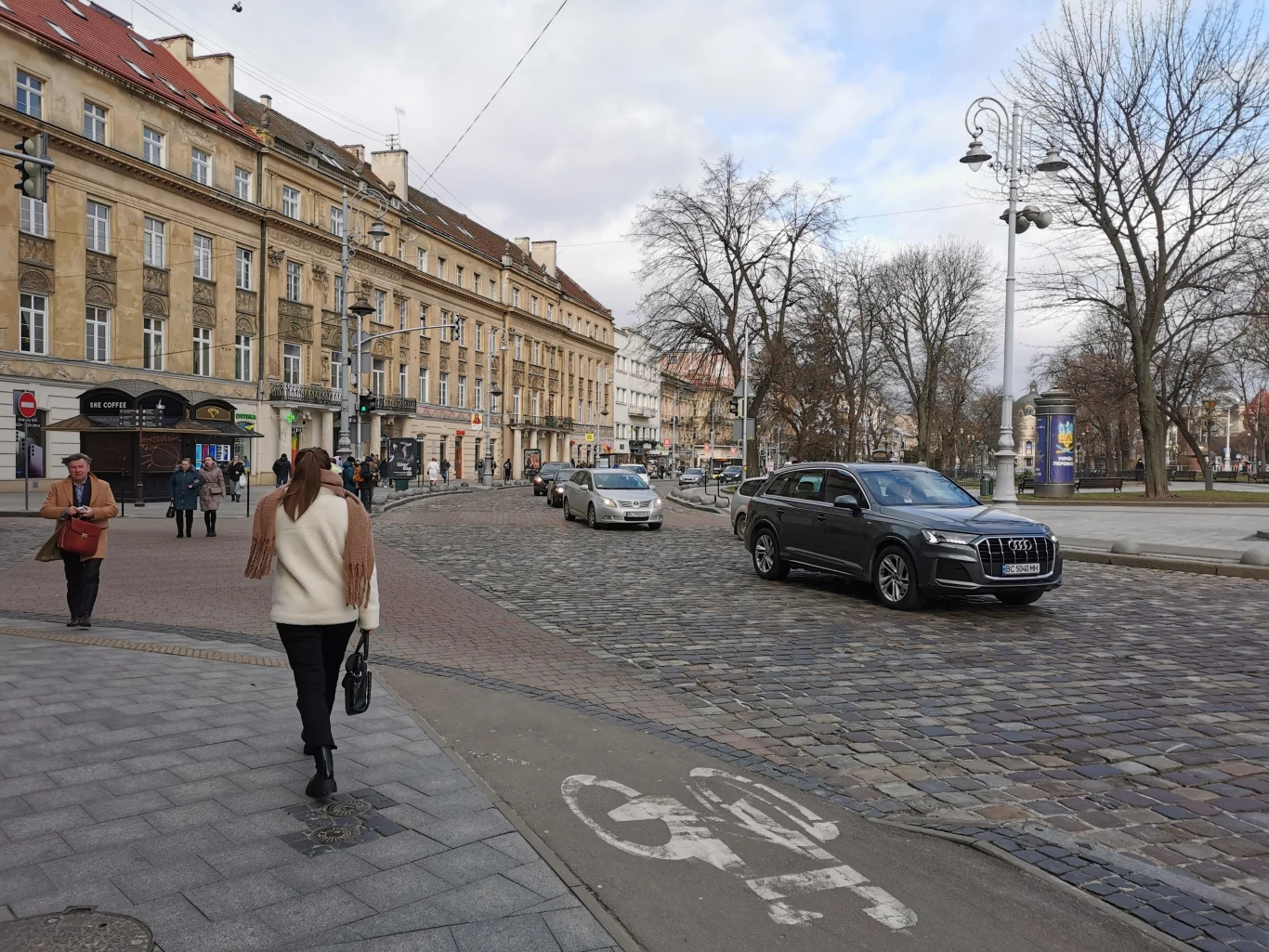 W mieście toczy się normalne życie. Luty 2023