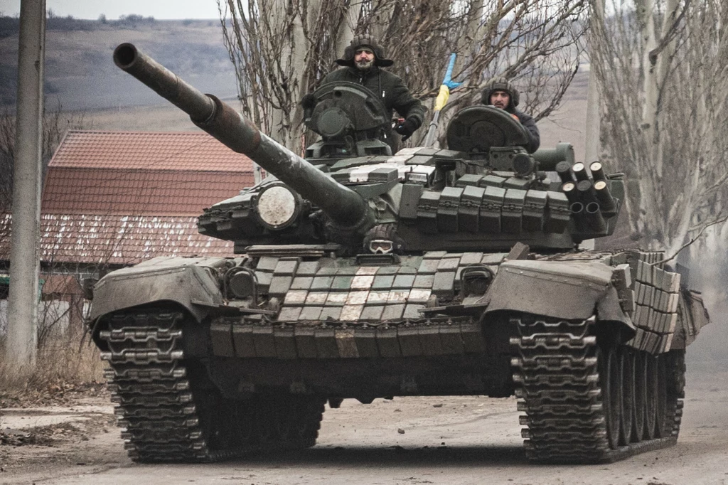 Czołg T-72 w ukraińskiej służbie. Okolice Bachmutu, grudzień 2022. Czołg T-72 w ukraińskiej służbie. Okolice Bachmutu, grudzień 2022.