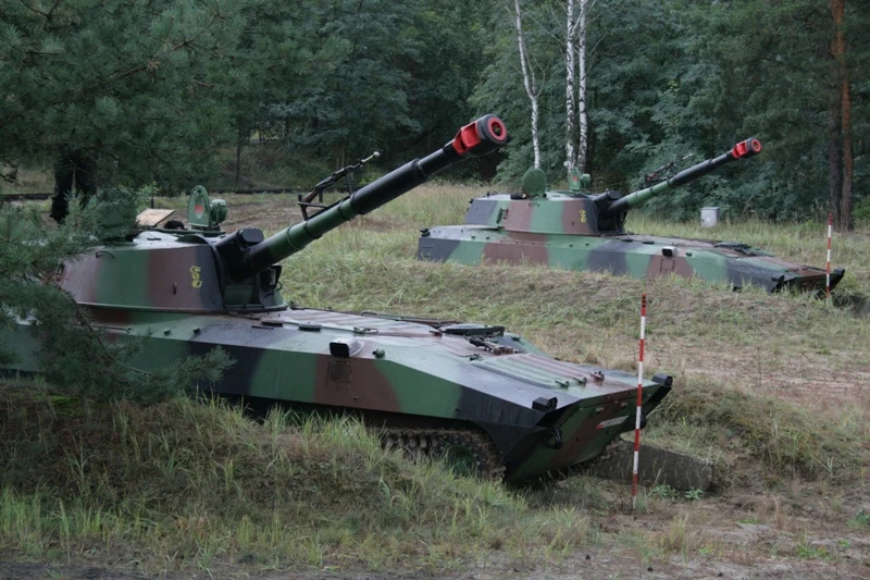 Armatohaubice 2S1 Goździk na wyposażeniu polskiej armii. Armatohaubice 2S1 Goździk na wyposażeniu polskiej armii.