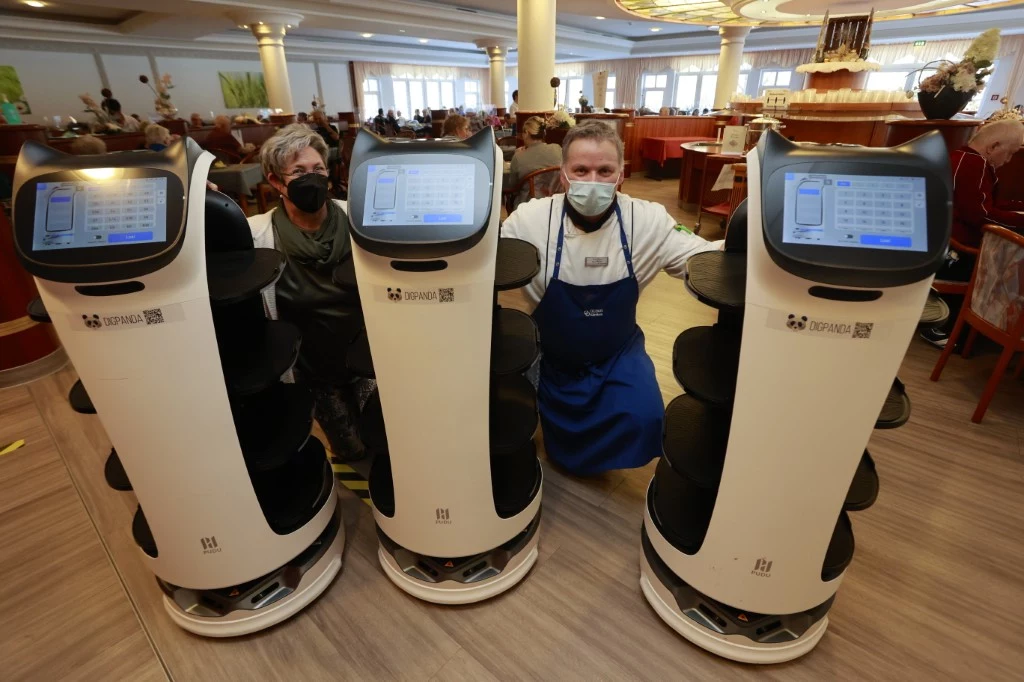 Robot kelner BellaBot Robot kelner BellaBot