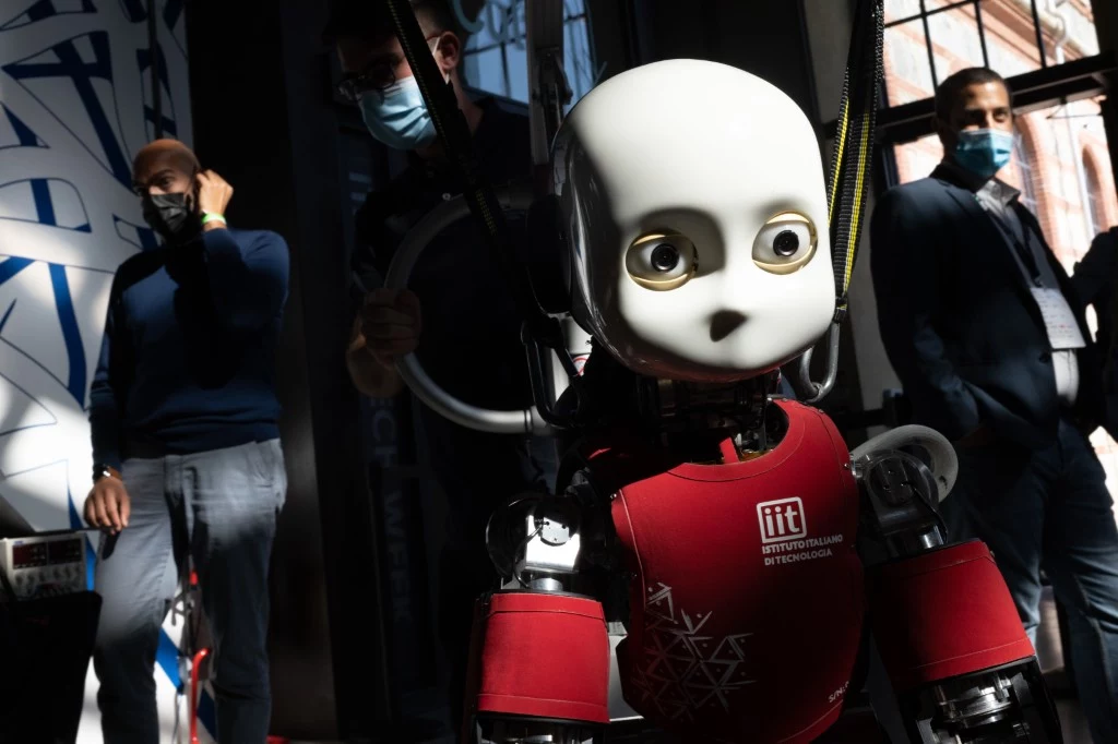 Humanoidalny robot zaprojektowany przez Włoski Instytut Technologii (IIT), zaprezentowany na targach w Turynie Humanoidalny robot zaprojektowany przez Włoski Instytut Technologii (IIT), zaprezentowany na targach w Turynie