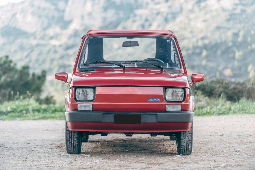 Fiat 126p Bis w wersji kabriolet przerobiony przez Gavello / fot. artcurial.com