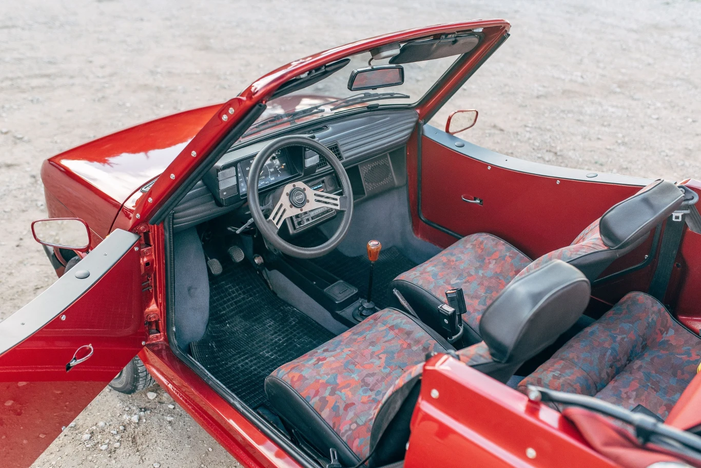Fiat 126p Bis w wersji kabriolet przerobiony przez Gavello / fot. artcurial.com