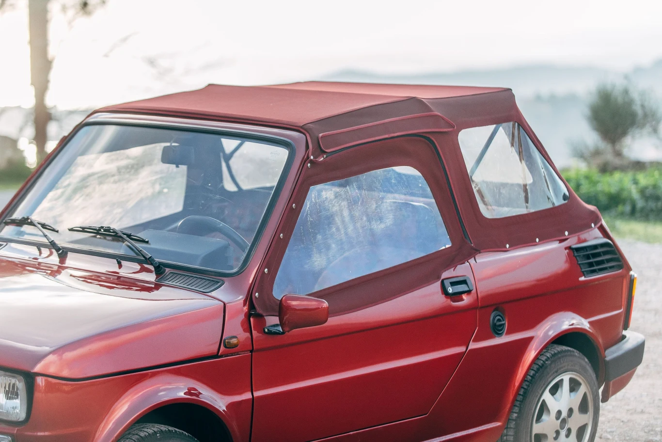 Fiat 126p Bis w wersji kabriolet przerobiony przez Gavello / fot. artcurial.com