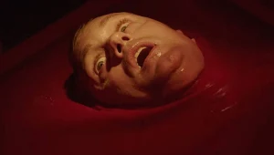 Berlinale 2023. "Infinity Pool": Jaki ojciec, taki syn [recenzja]