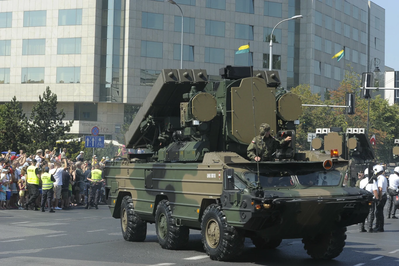 Samobieżny przeciwlotniczy zestaw rakietowy 9K33 Osa podczas defilady w Warszawie. Samobieżny przeciwlotniczy zestaw rakietowy 9K33 Osa podczas defilady w Warszawie.
