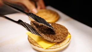 McDonald's, KFC, Burger King i inne sieci fast food. Ile płacą na początek?