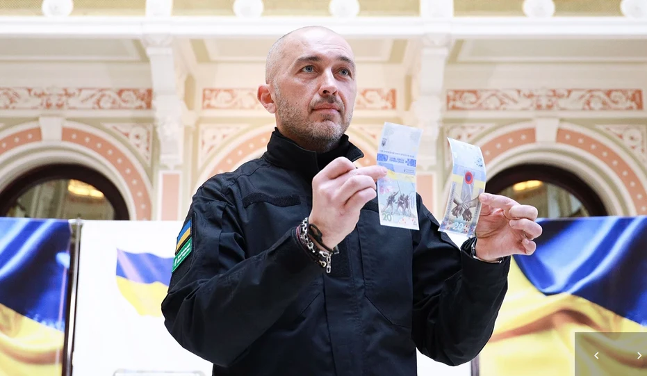"Nie mogliśmy nie odnotować tej daty - rocznicy inwazji na pełną skalę; tego dramatycznego, szokującego, rozstrzelanego roku naszego życia" - powiedział na prezentacji szef NBU Andrij Pyszny. Nowy banknot o nominale 20 hrywien (ok. 2,4 PLN) jest oficjalnym środkiem płatniczym. Zarazem - jak mówił szef banku centralnego - stanowi "przypomnienie o wojnie o niepodległość i suwerenność Ukrainy". Fot. NBU
