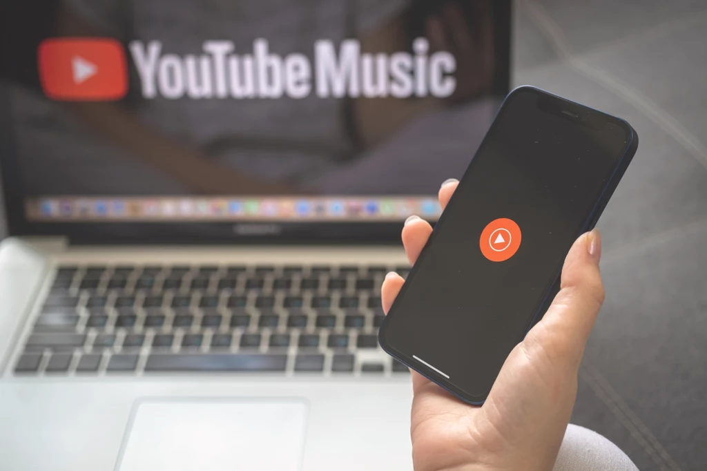 YouTube Music to platforma, z której można korzystać zarówno przez aplikację na telefonie, jak i na laptopie czy tablecie