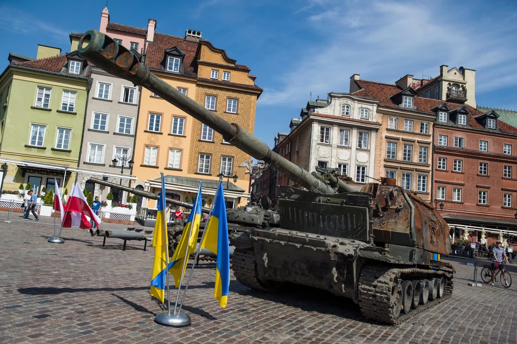 Wrak rosyjskiej armatohaubicy Msta-S na Placu Zamkowym w Warszawie