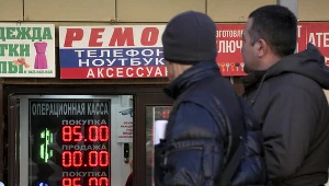 Moskwa, 28 lutego 2022 roku. W piąty dzień od rozpoczęcia inwazji na Ukrainę, rosyjski rząd zdecydował się zakazać swoim obywatelom wymiany rubla na euro oraz dolara.