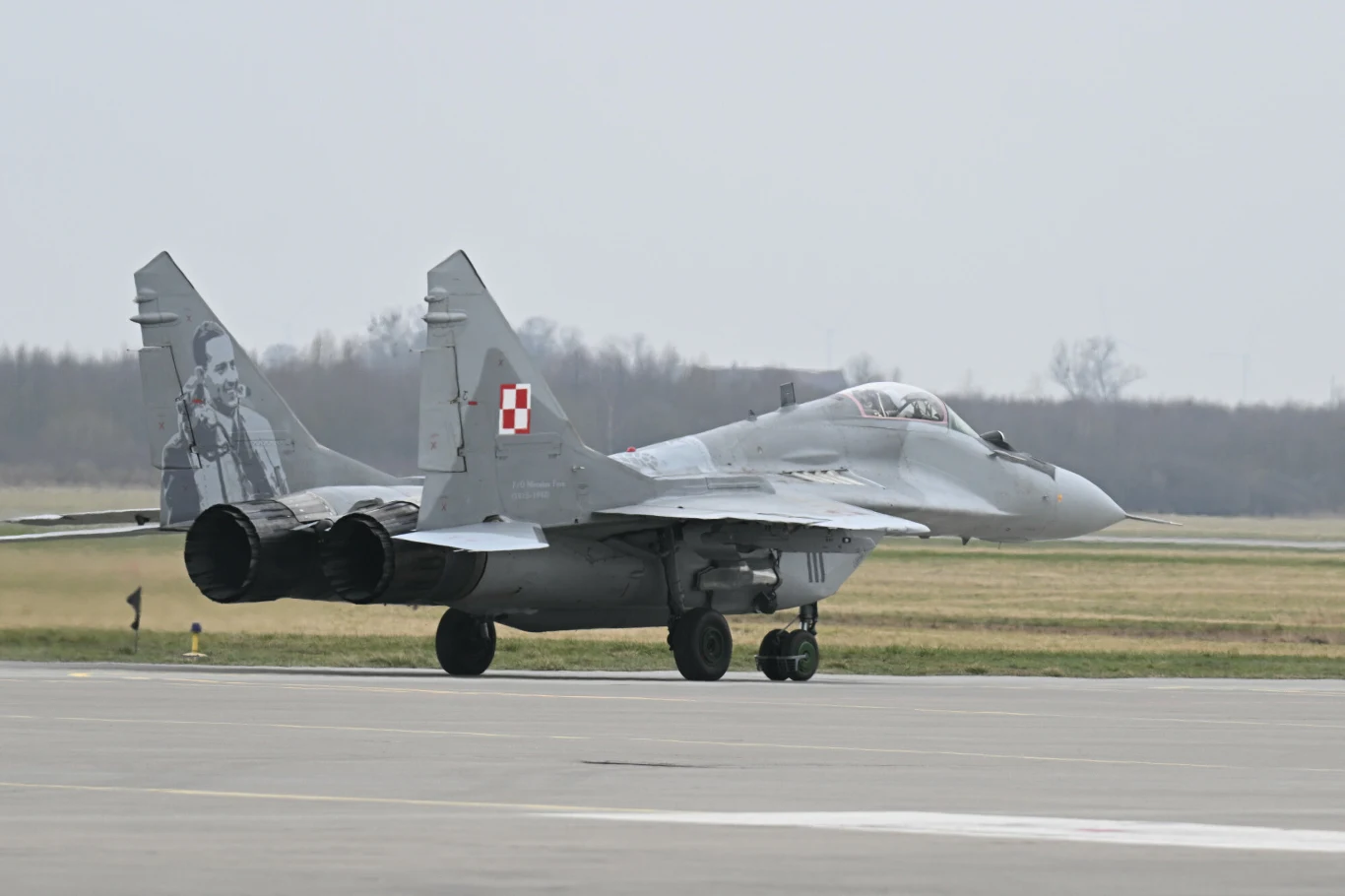 MiG-29 z biało-czerwoną szachownicą lotniczą Sił Powietrznych RP MiG-29 z biało-czerwoną szachownicą lotniczą Sił Powietrznych RP
