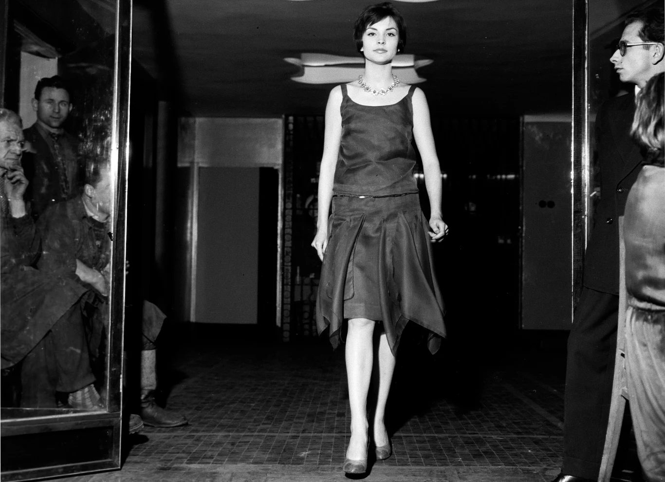 Teresa Tuszyńska podczas pokazu Mody Polskiej w 1961 r. Teresa Tuszyńska podczas pokazu Mody Polskiej w 1961 r.