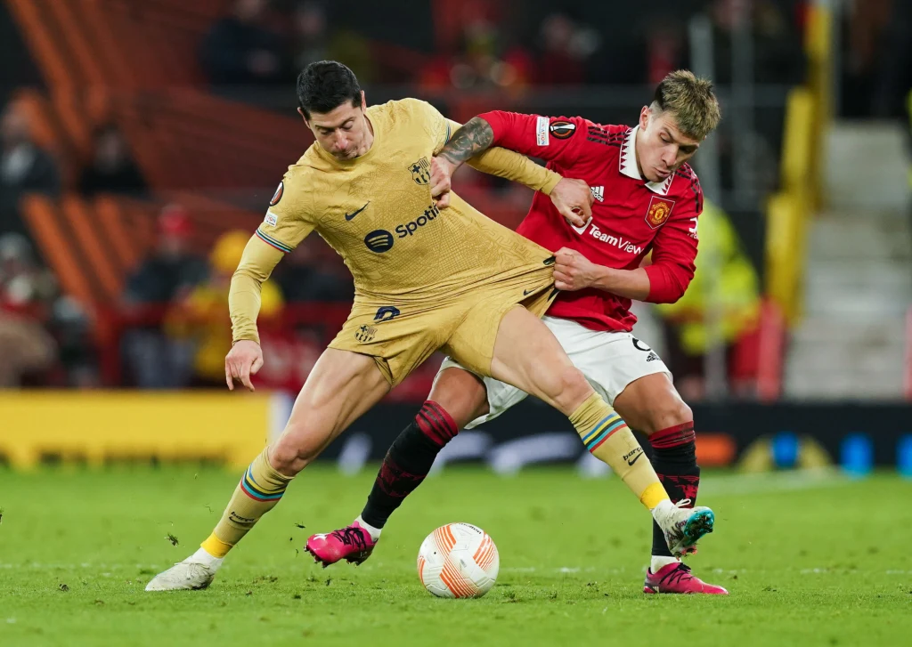 Lisandro Martinez "nie dawał żyć" Robertowi Lewandowskiemu w meczu Manchester United - FC Barcelona w ramach Ligi Europy