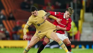 Lisandro Martinez "nie dawał żyć" Robertowi Lewandowskiemu w meczu Manchester United - FC Barcelona w ramach Ligi Europy