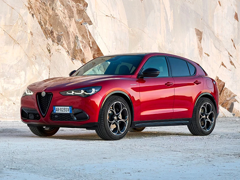 Alfa Romeo Stelvio chociaż jest SUV-em, doskonale ucieleśnia emocjonującą prezencję typową dla marki 